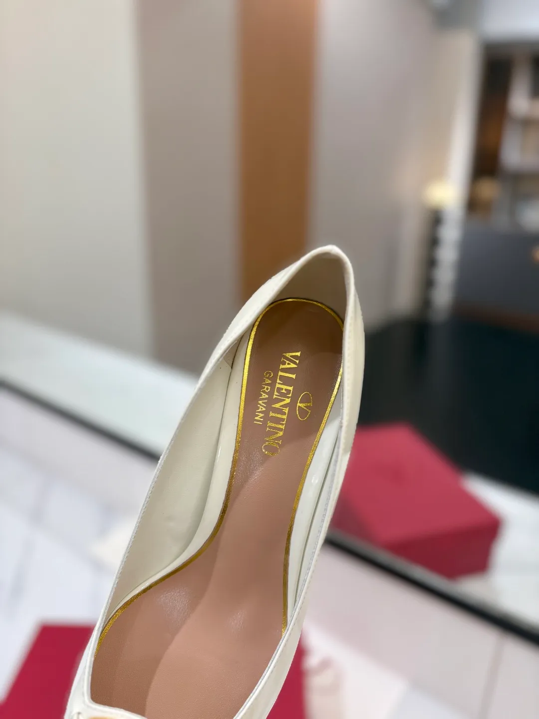 💕💕Factory direct selling price p520💕💕 VALENTINO’s hottest new high-heeled shoes, latest logo buckle, perfect combination with sexy pointed toe❤️‍🔥❤️‍🔥❤️‍🔥❤️‍🔥It is simply the pinnacle of summer fashion💖💖💖💖original replica Upper: patent leather, subleather Outsole: Italian leather outsole Heel height: 6.5cm Size: 35-39 (40 41 42 customized, non-refundable and non-exchangeable)